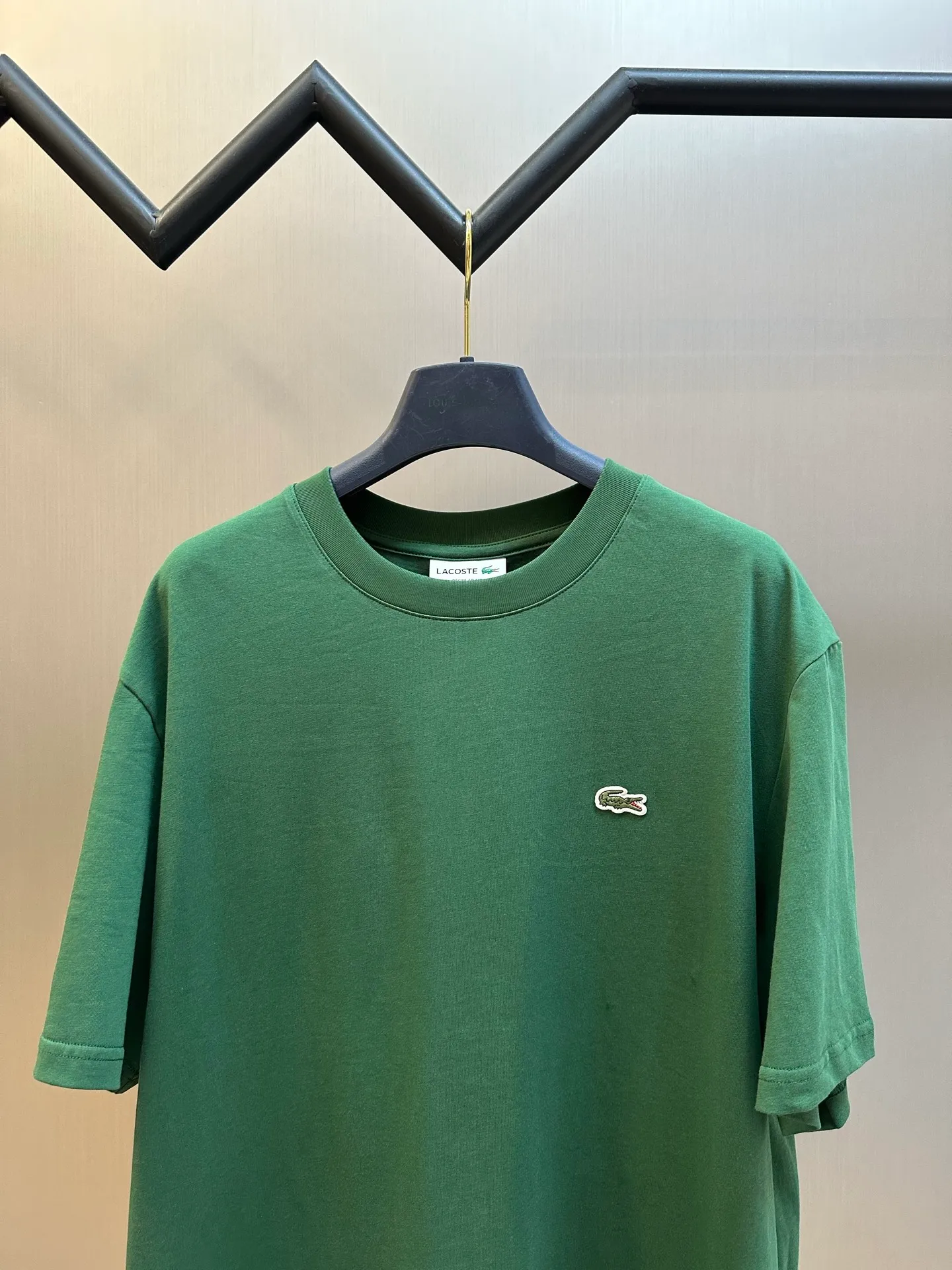 Lacoste Crocodile Logo Short Sleeve Made from custom combed smooth plain cotton fabric, the iconic crocodile is vividly displayed in the heart. The vivid logo contrasts with the calm background, quietly highlighting the French style. With a solid color as the base and the logo as the print, it fully displays the texture and brand heritage in a low-key manner. Using stamping technology, independent embroidered stamps are made through computer embroidery, and then positioned and sewn onto the clothing. It has a strong three-dimensional effect, is strong and washable, and has stable quality. size：s m l xl